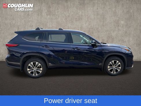 Used 2022 Toyota Highlander XLE AWD/4WD image 11
