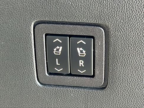 Used 2023 Chevrolet Traverse High Country image 13