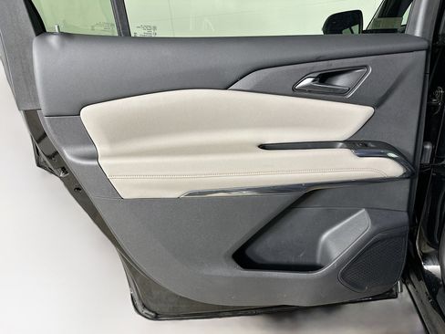 Used 2025 Chevrolet Traverse LT image 26