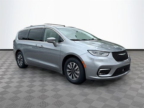Used 2021 Chrysler Pacifica Touring-L image 4