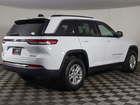 Used 2023 Jeep Grand Cherokee Laredo AWD/4WD image 8