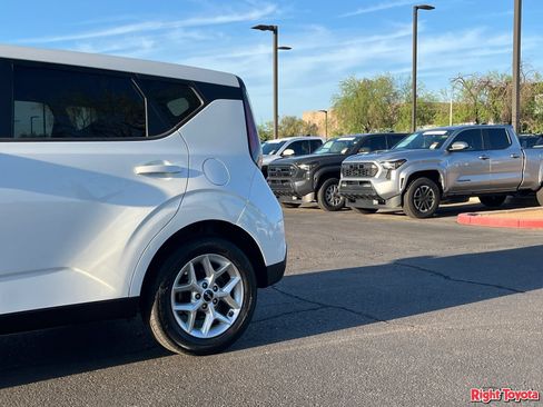 Used 2025 Kia Soul LX w/ LX Technology Package FWD image 10