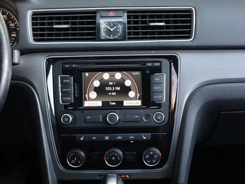 Used 2015 Volkswagen Passat TDI SE image 33