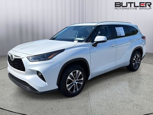 Used 2023 Toyota Highlander XLE FWD image 2