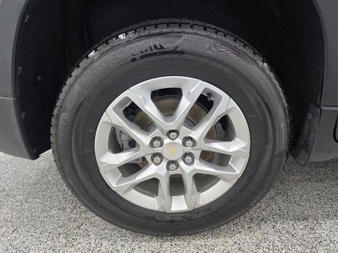 Used 2021 Chevrolet Traverse LT FWD image 32