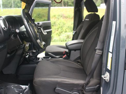 Used 2016 Jeep Wrangler Unlimited Rubicon w/ Connectivity Group AWD/4WD image 15
