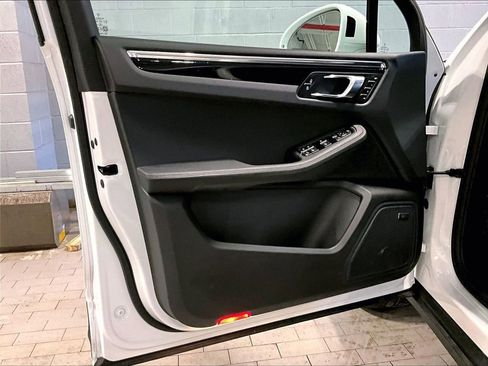 Used 2025 Porsche Macan image 28