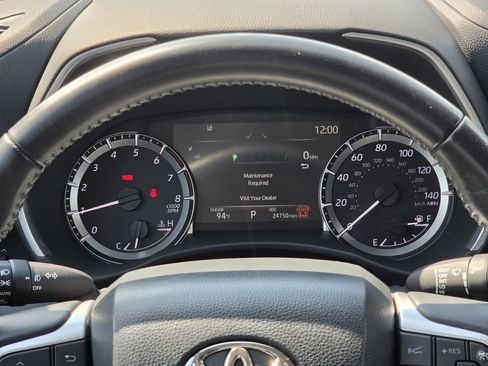Used 2025 Toyota Highlander XLE FWD image 16