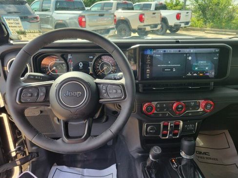 Used 2025 Jeep Gladiator Sport AWD/4WD image 16