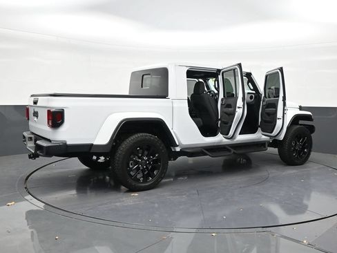 Used 2025 Jeep Gladiator Sport AWD/4WD image 29