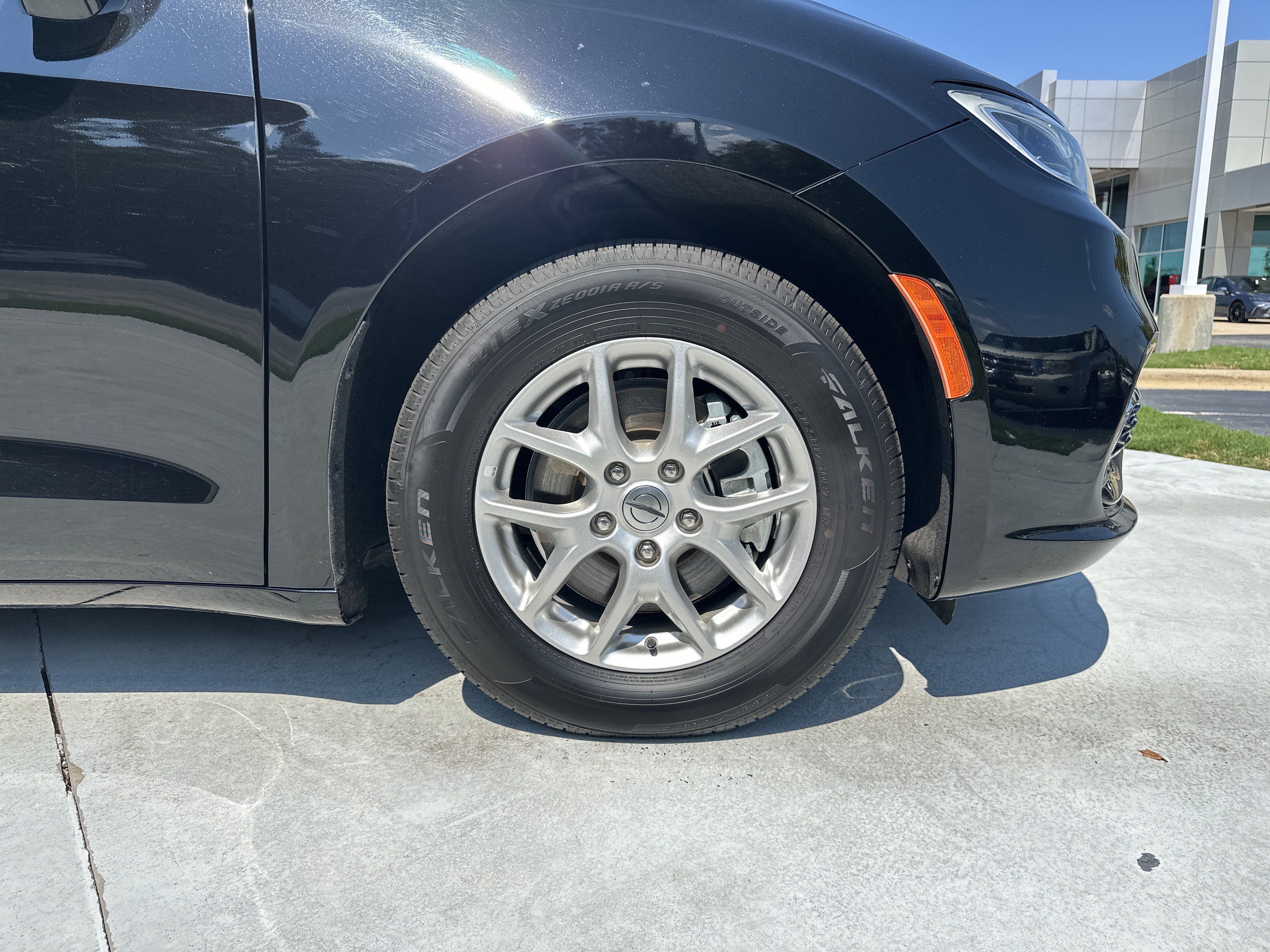 Used 2024 Chrysler Pacifica Touring-L FWD image 13