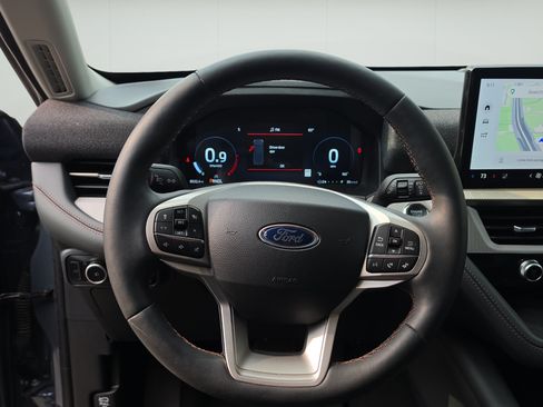Used 2025 Ford Explorer Active w/ Active Comfort Package RWD image 12