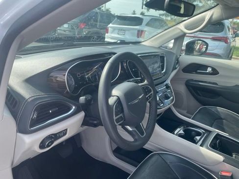 Used 2023 Chrysler Pacifica Limited FWD image 10