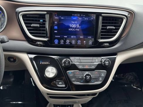 Used 2017 Chrysler Pacifica Touring FWD image 11