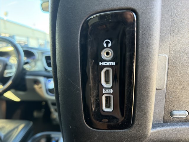 Used 2018 Chrysler Pacifica Limited w/ Advanced Safetytec Group FWD image 27