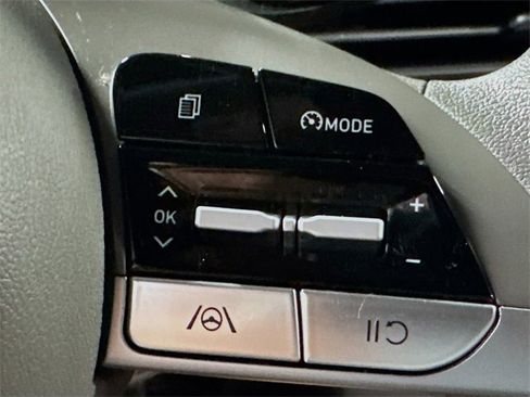 Used 2023 Hyundai Elantra SEL image 17