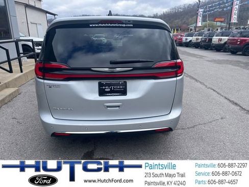 Used 2024 Chrysler Pacifica Touring-L FWD image 4
