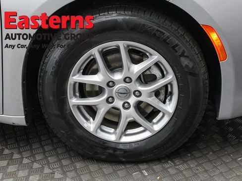 Used 2023 Chrysler Voyager LX image 31