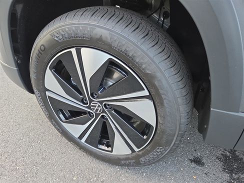 New 2025 Volkswagen Taos SE image 10