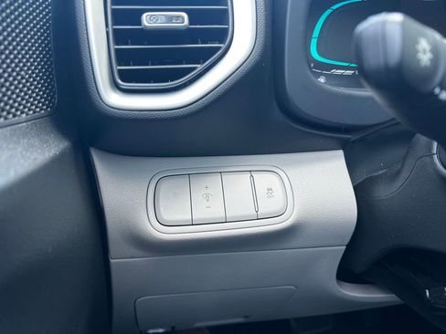 Certified 2024 Hyundai Venue SEL FWD image 41