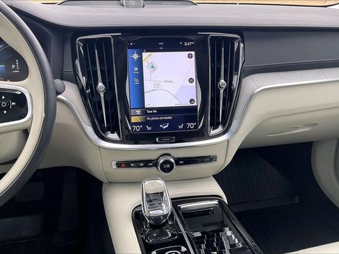 Used 2022 Volvo S60 T8 Inscription image 6