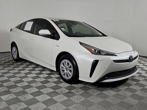 Used 2020 Toyota Prius LE image 3