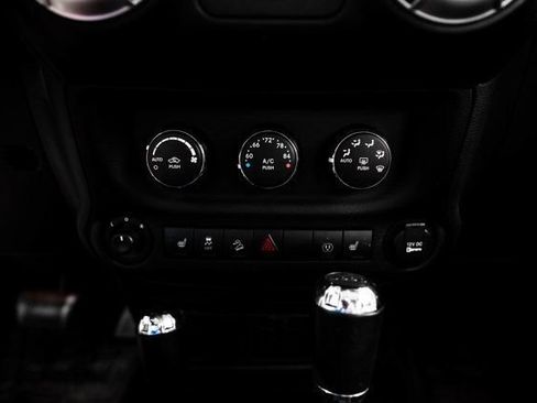 Used 2016 Jeep Wrangler Unlimited Rubicon w/ Connectivity Group AWD/4WD image 40