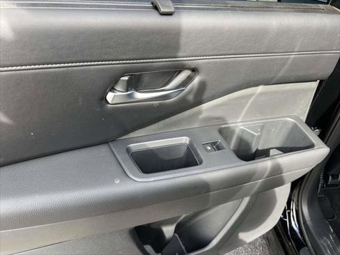 Used 2024 Nissan Pathfinder SL image 11