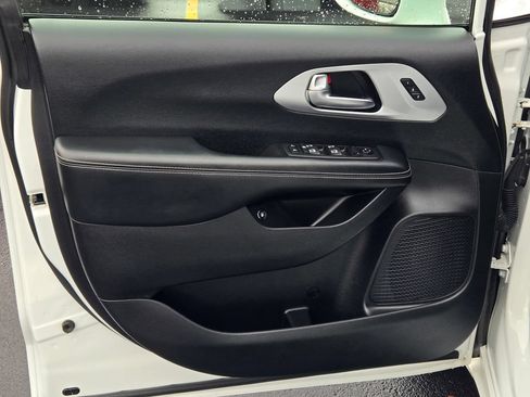 Used 2021 Chrysler Pacifica Touring-L w/ Uconnect Theater Family Group FWD image 38