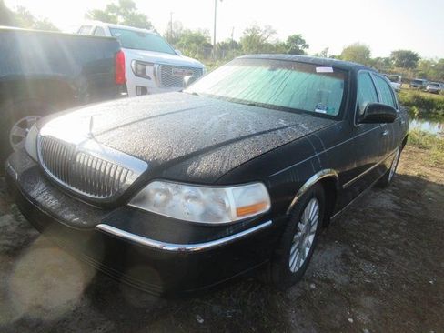 Used 2004 Lincoln Town Car Ultimate image 2