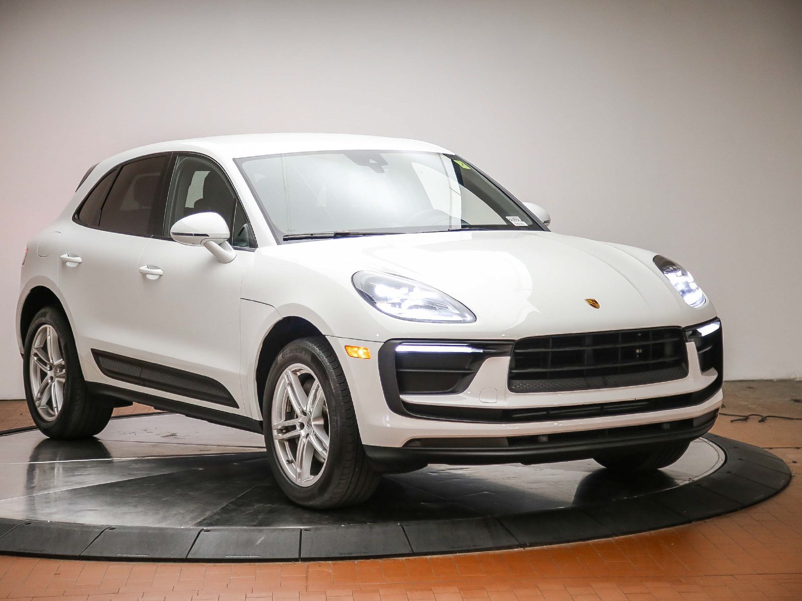Certified 2022 Porsche Macan AWD/4WD image 9