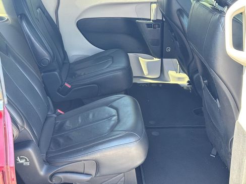 Used 2019 Chrysler Pacifica Touring-L FWD image 15