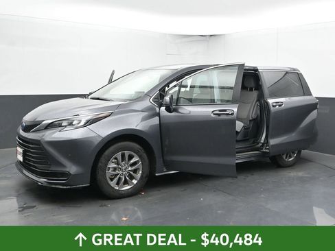 Used 2025 Toyota Sienna LE image 53