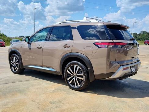 Used 2025 Nissan Pathfinder Platinum w/ Cargo Package image 4