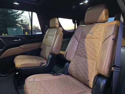 Used 2023 Cadillac Escalade Premium Luxury image 11