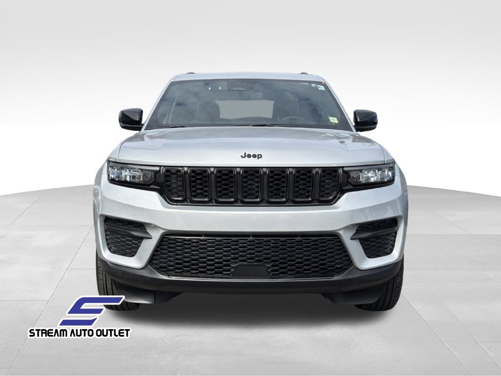 Used 2024 Jeep Grand Cherokee Altitude RWD image 2