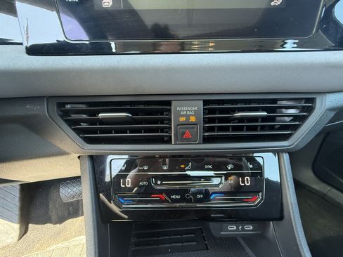 Used 2025 Volkswagen Jetta SE FWD image 13