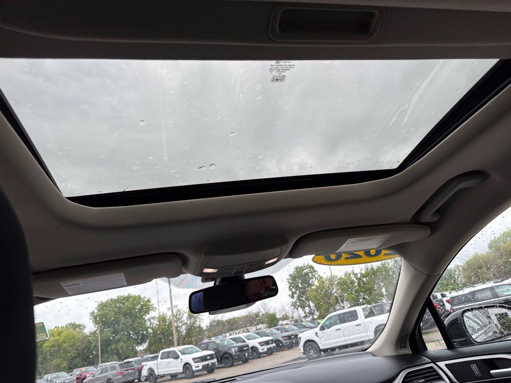 Used 2020 Ford Fusion SE FWD image 10