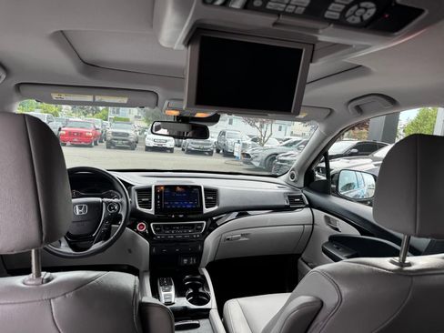 Used 2017 Honda Pilot Touring image 12