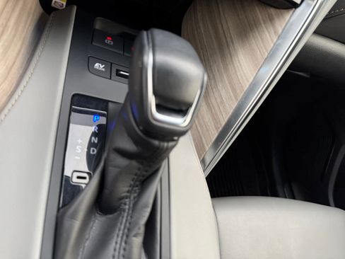 Used 2022 Toyota Venza XLE image 7