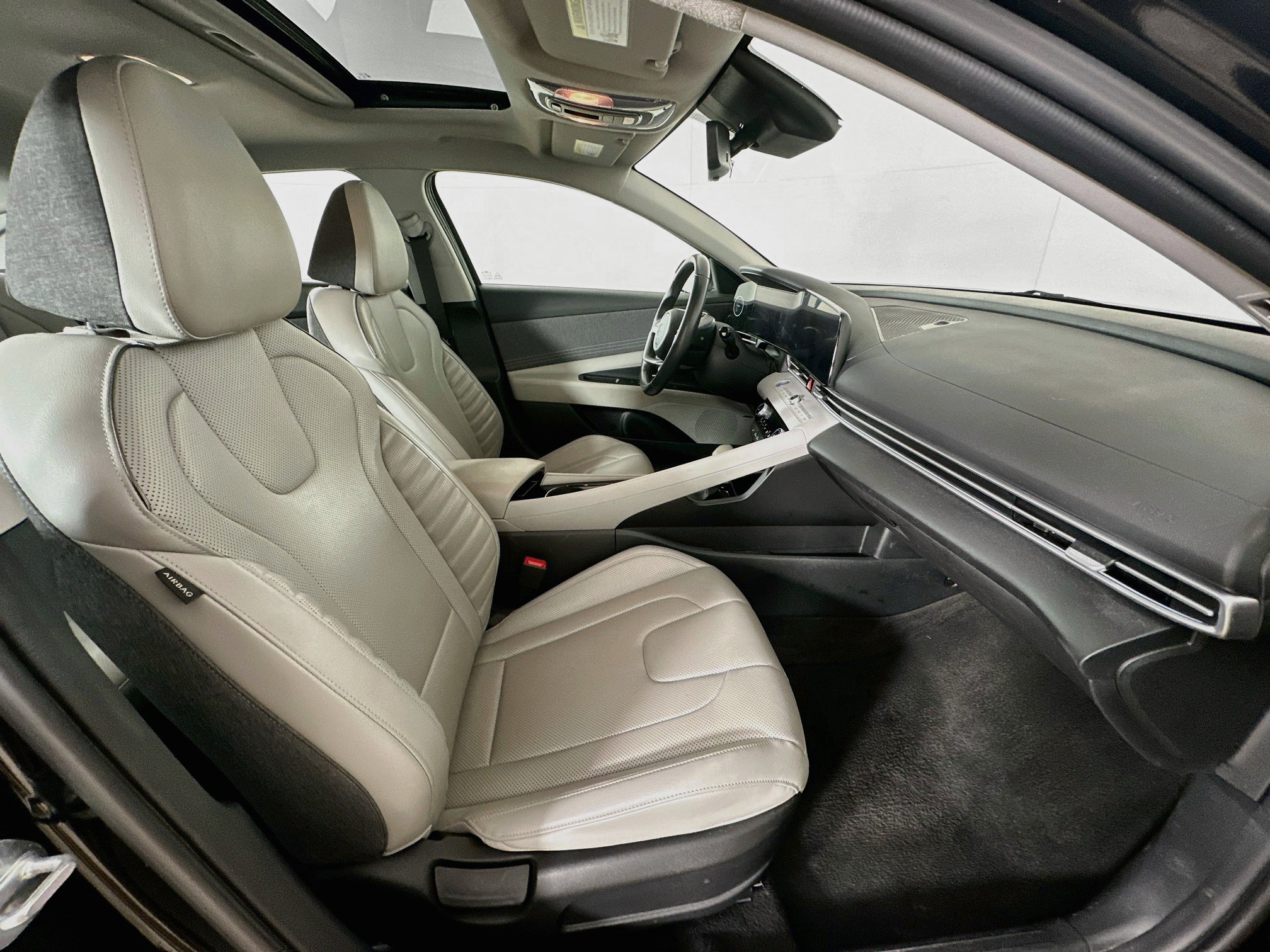 Used 2025 Hyundai Elantra Limited FWD image 31