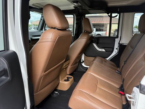 Used 2016 Jeep Wrangler Unlimited Sahara w/ Connectivity Group image 15