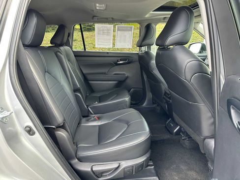 Used 2024 Toyota Highlander LE image 12