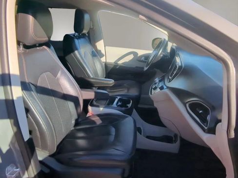 Used 2020 Chrysler Pacifica Touring-L FWD image 26
