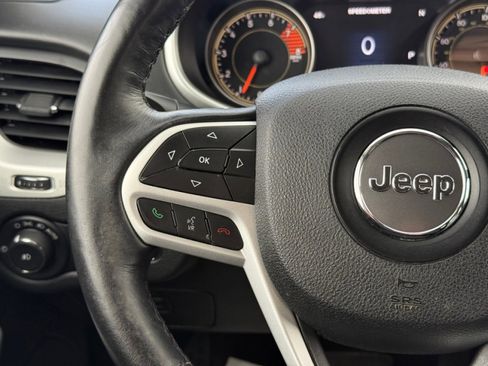 Used 2017 Jeep Cherokee Overland AWD/4WD image 22