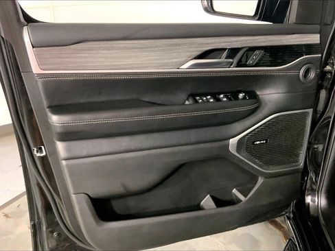 Used 2024 Jeep Wagoneer L Series II w/ Flexible Seating Group AWD/4WD image 24