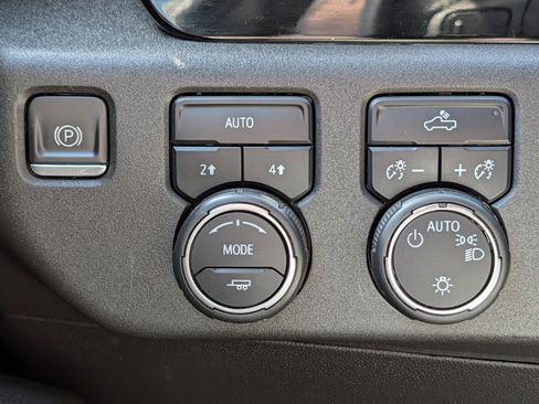 Used 2022 Chevrolet Silverado 1500 LT AWD/4WD image 16
