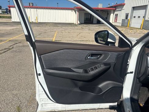 Used 2023 Nissan Rogue SV AWD/4WD image 19