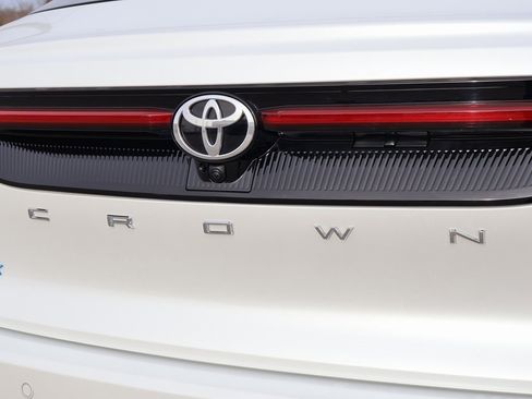 Used 2023 Toyota Crown Platinum image 8
