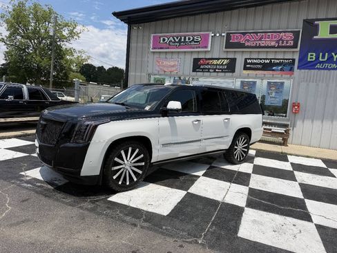 Used 2017 Cadillac Escalade ESV Premium Luxury AWD/4WD image 2